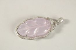 A CHINESE DECORATIVE LEAF SHAPED PENDANT.