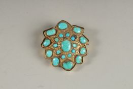 A FINE 17TH-18TH CENTURY TIBETAN TURQUOISE INSET GOLD MOUNTED BROOCH.