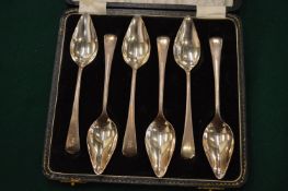 A cased set of six silver grapefruit spoons.