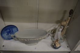 Decorative china to include a Wedgwood twin handled vase.