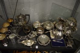 A quantity of plated items.