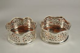 A PAIR OF PLATED AND FAUX TORTOISESHELL COASTERS.