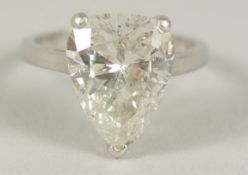 A SUPERB PEAR-SHAPED DIAMOND RING. APPROX. 5CTS, SET IN PLATINUM.