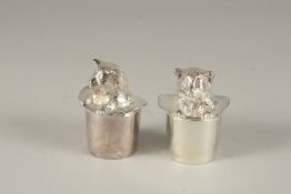 A PAIR OF PLATED CATS IN A HAT SALT AND PEPPERS.