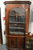 A GEORGE III MAHOGANY LARGE STANDING CORNER CABINET.