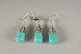 A PAIR OF SILVER TURQUOISE EARRINGS AND PENDANT.