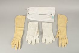A PAIR OF WHITE LEATHER GLOVES AND TWO PAIRS OF LONG LEATHER GLOVES.