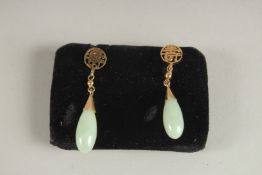 A PAIR OF CHINESE GOLD AND JADE DROP EARRINGS.