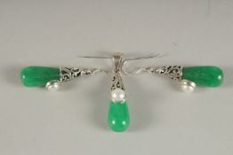 A PAIR OF SILVER AND JADE DROP EARRINGS AND PENDANT.