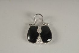 A SILVER HANDBAG PENDANT.
