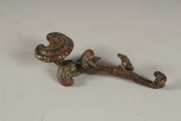 A JAPANESE BRONZE RUI SCEPTRE. 3.5cms.
