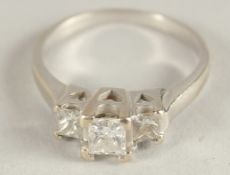 A 14CT WHITE GOLD THREE STONE DIAMOND RING.