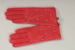 A PAIR OF PIA ROSSINI RED LEATHER GLOVES.