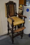 AN 18TH CENTURY STYLE CHILD'S OAK HIGHCHAIR.