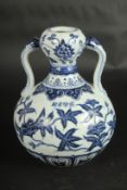 A CHINESE BLUE AND WHITE TWIN-HANDLE DOUBLE GOURD VASE. 23cms high.
