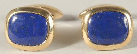 A PAIR OF 9CT YELLOW GOLD AND FINE LAPIS CABOUCHON CUFFLINKS.