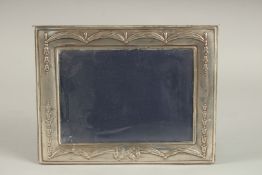 AN UPRIGHT SILVER PHOTOGRAPH FRAME. 9ins x 7ins.