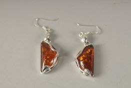 A PAIR OF SILVER AND AMBER TYPE EARRINGS.