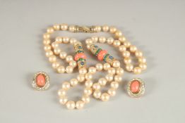 A PEARL AND CORAL NECKLACE.