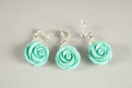 A PAIR OF SILVER ROSE EARRINGS AND PENDANT.