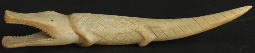 AN EARLY 20TH CENTURY CARVED HORN CROCODILE, 31cm long.