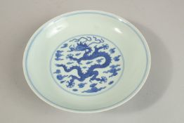 A CHINESE BLUE AND WHITE PORCELAIN DRAGON DISH, with four-character mark, 20cm diameter.