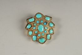 A FINE 17TH-18TH CENTURY TIBETAN TURQUOISE INSET GOLD MOUNTED BROOCH.