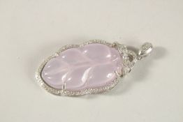 A CHINESE DECORATIVE LEAF SHAPED PENDANT.