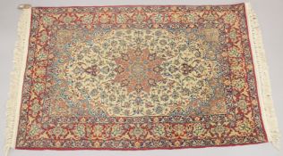 A VERY FINE EARLY 20TH CENTURY PERSIAN ISFAHAN RUG.