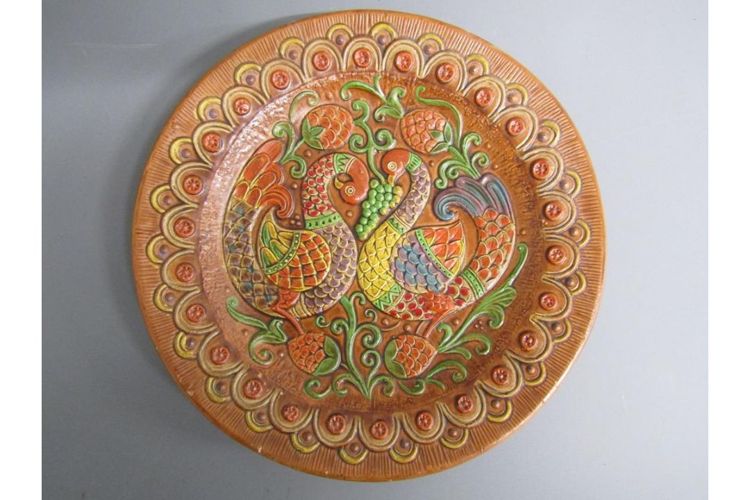 Collection of plates includes Pintado, Maling 'May Bloom', Convento Spain, Danbury Mint, St Andrews, - Image 9 of 10