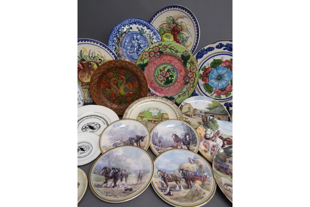 Collection of plates includes Pintado, Maling 'May Bloom', Convento Spain, Danbury Mint, St Andrews, - Image 4 of 10