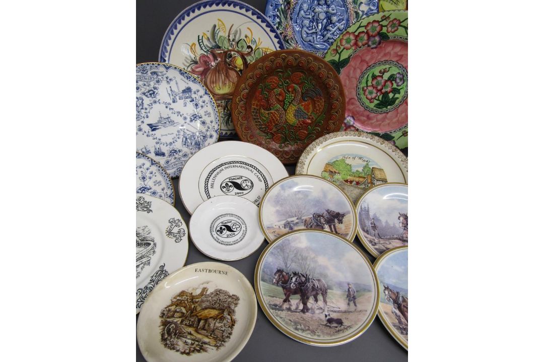 Collection of plates includes Pintado, Maling 'May Bloom', Convento Spain, Danbury Mint, St Andrews, - Image 3 of 10
