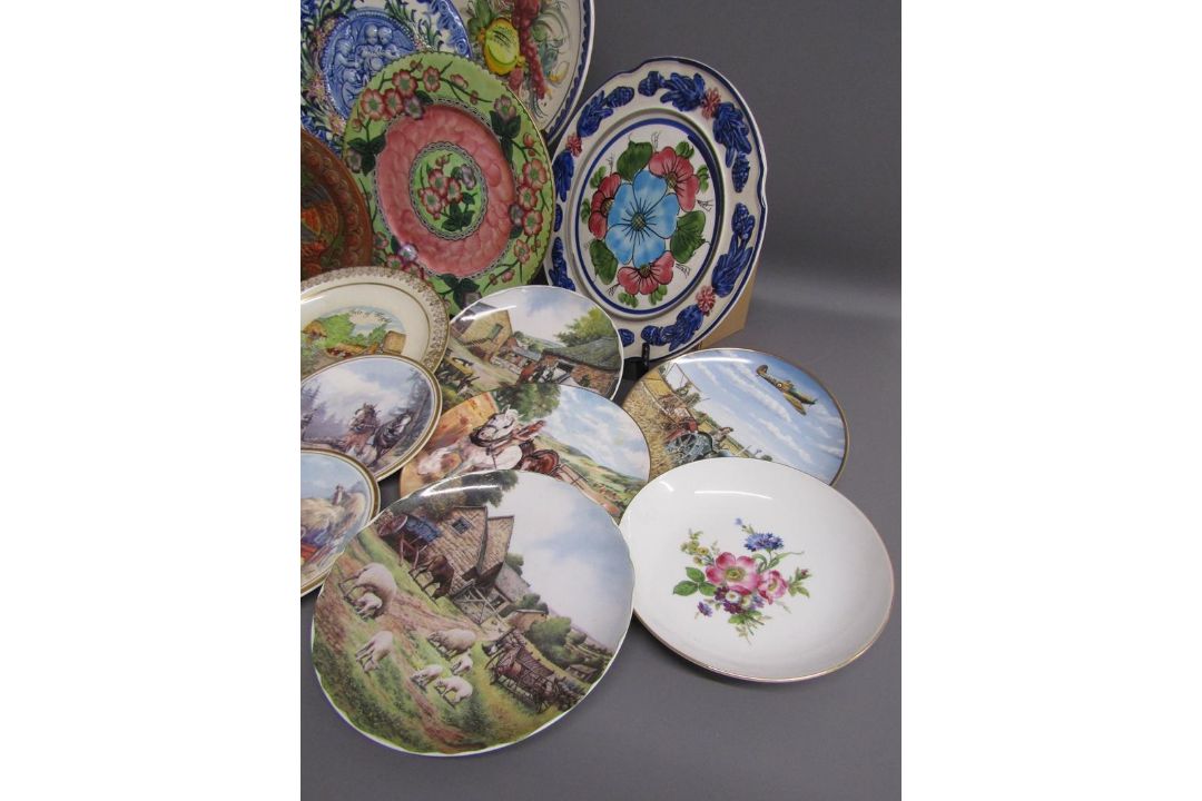 Collection of plates includes Pintado, Maling 'May Bloom', Convento Spain, Danbury Mint, St Andrews, - Image 5 of 10