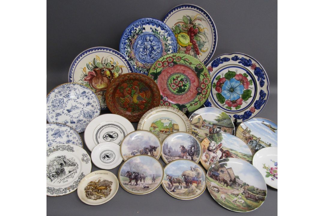 Collection of plates includes Pintado, Maling 'May Bloom', Convento Spain, Danbury Mint, St Andrews, - Image 1 of 10
