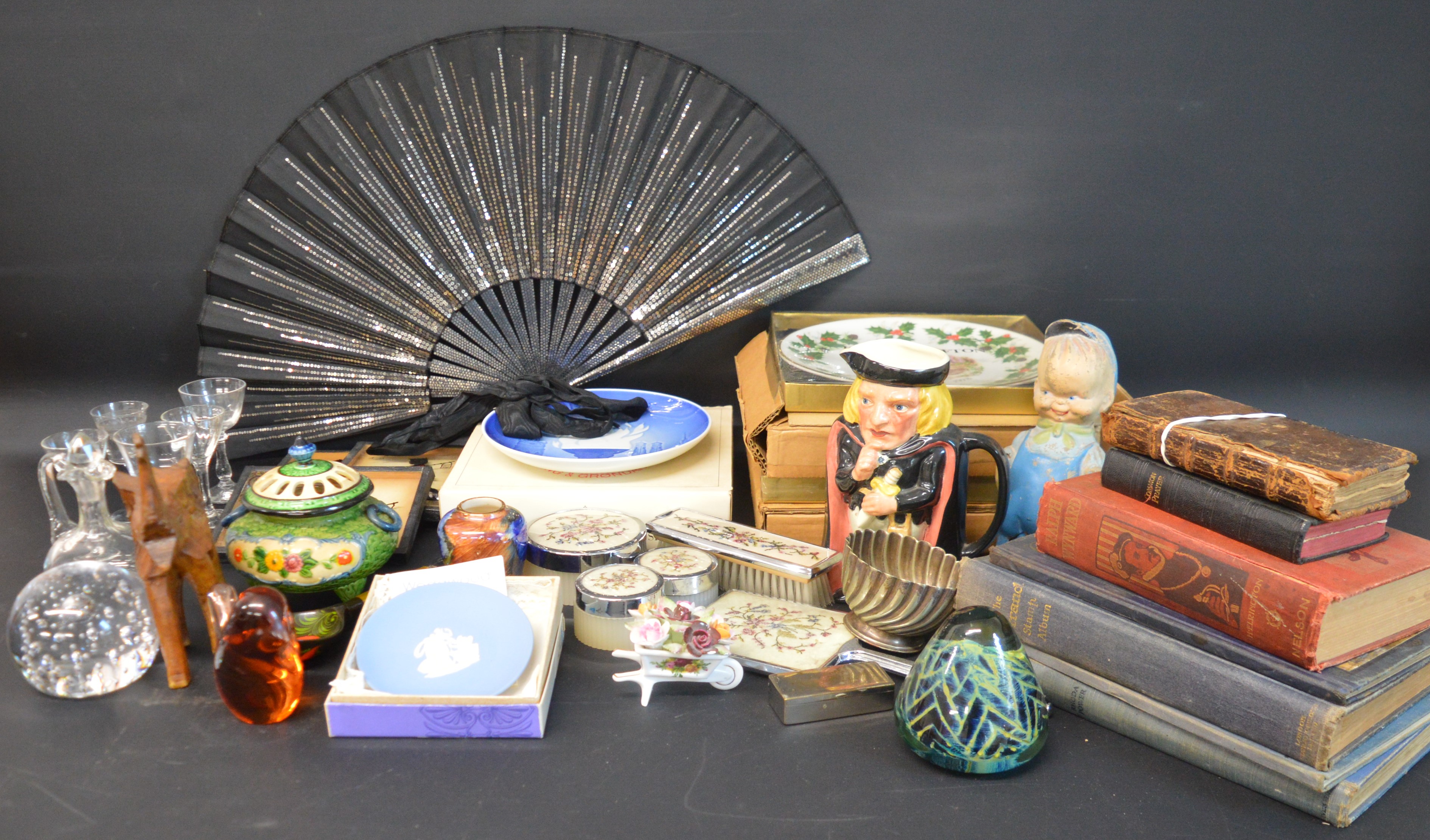 Duvelleroy fan with original box, Mdina, Wedgwood & clear bubble glass paperweights and a