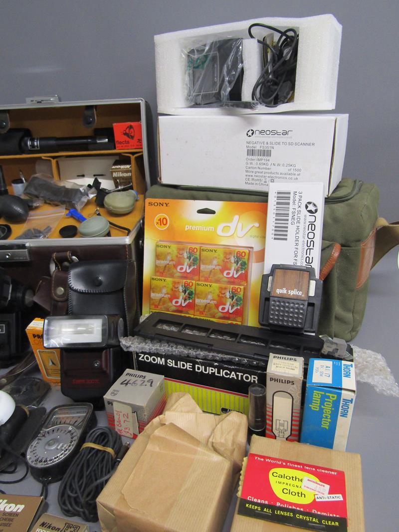 Collection of camera accessories includes Cokin filters, Vivitar zoom thyristor 285 flash, Canon - Image 6 of 8