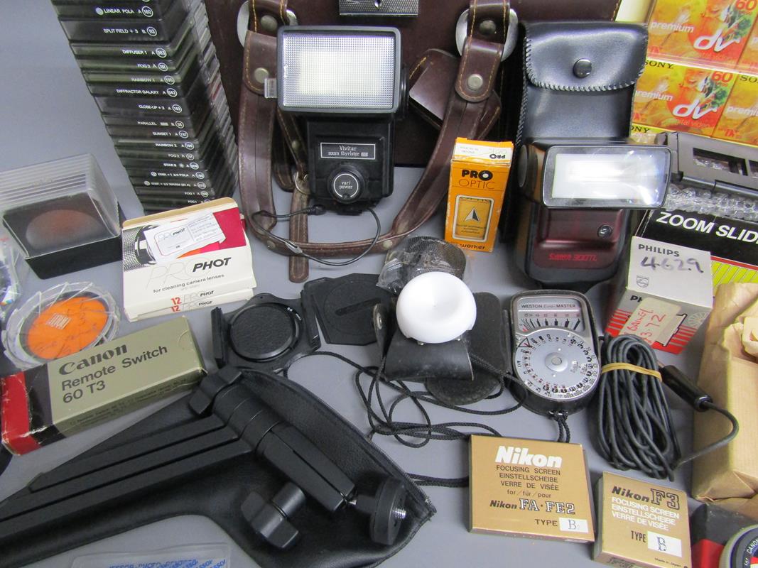 Collection of camera accessories includes Cokin filters, Vivitar zoom thyristor 285 flash, Canon - Image 3 of 8