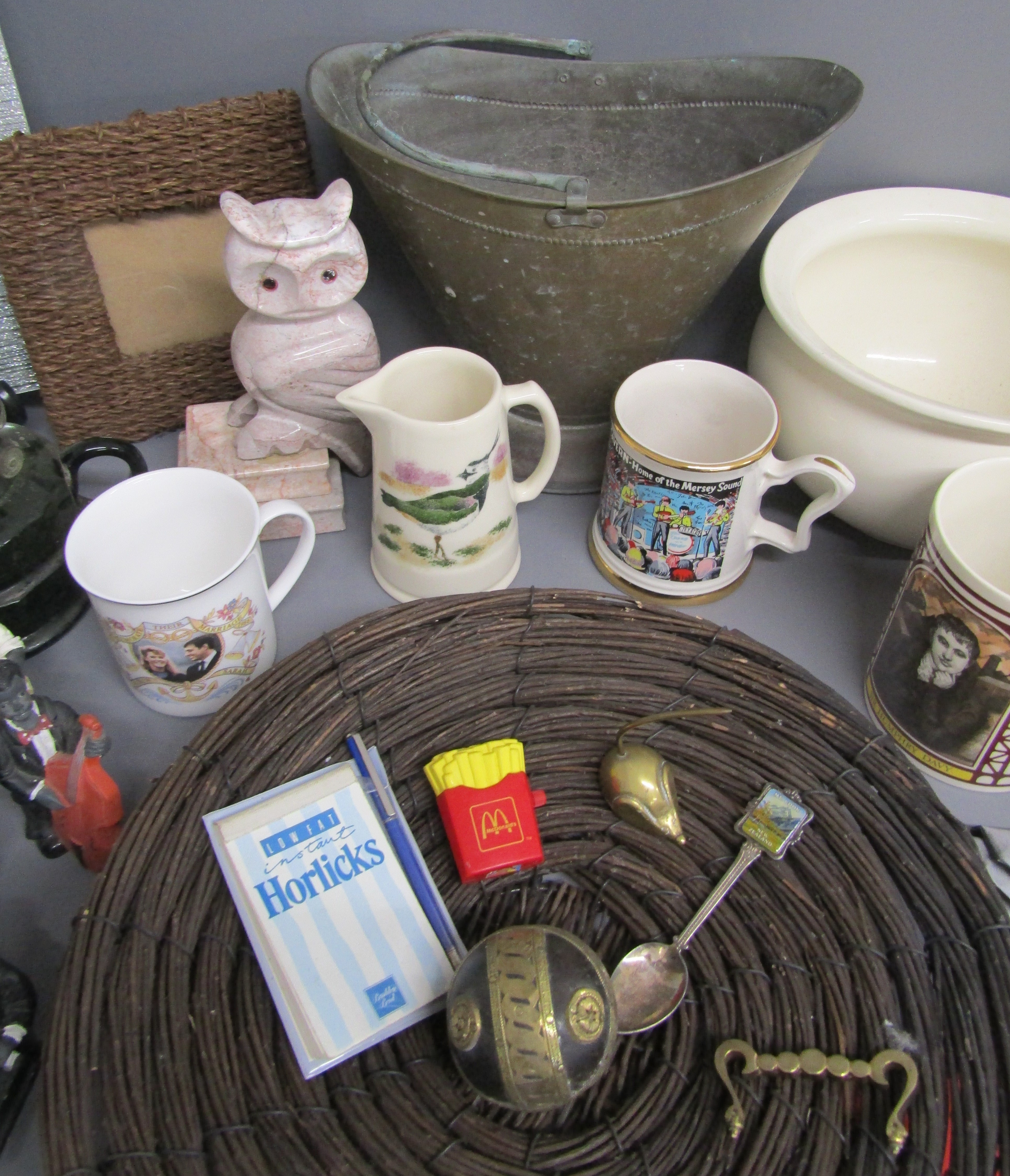 Collection of items includes Carl Zeiss 100/1.25 brass lens (no glass), table mats, jazz band, - Image 3 of 7