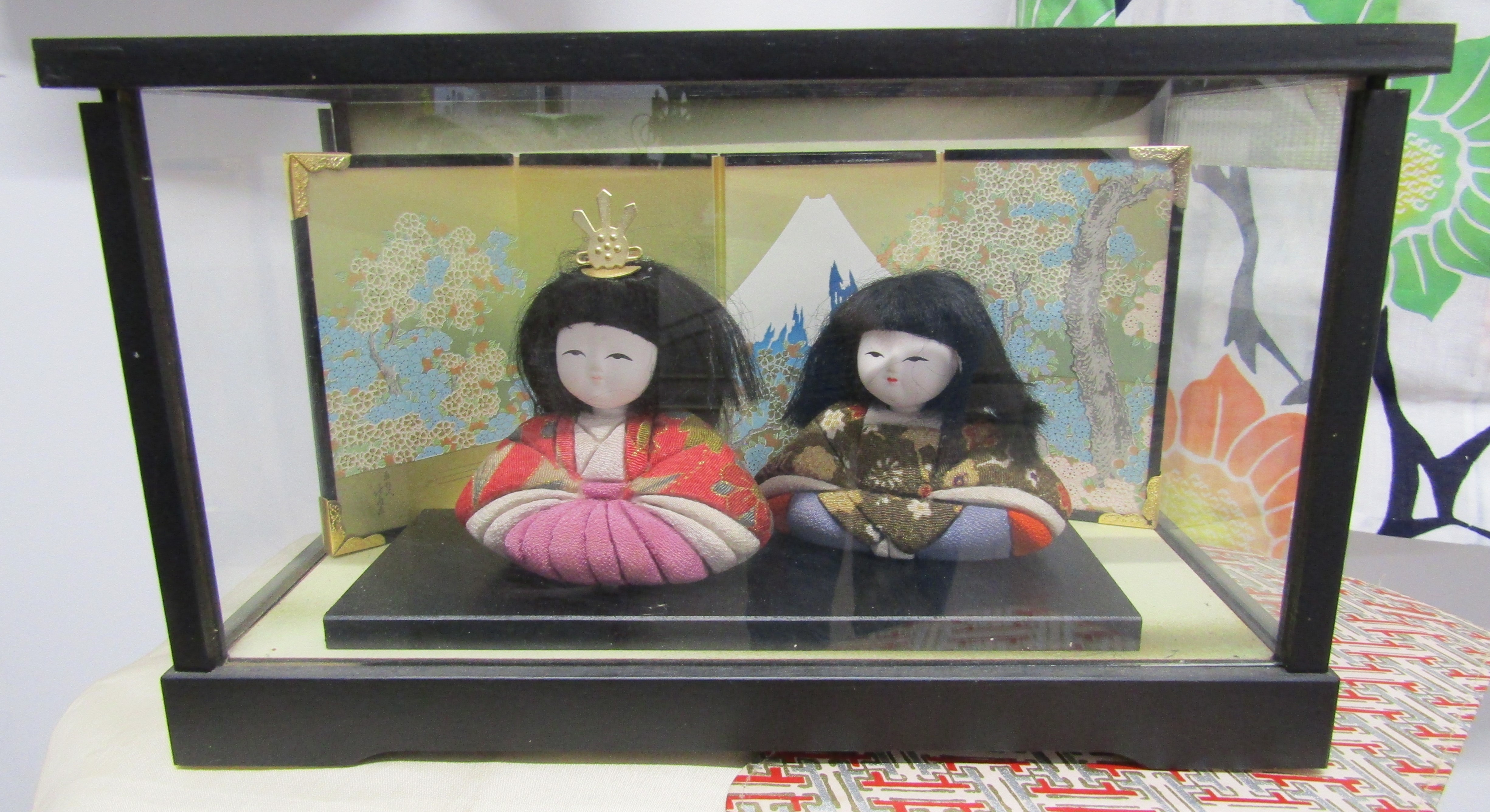 2 Kimonos with wide belt and shoes, also glass cased Japanese Emperor and Empress figures - Image 4 of 5