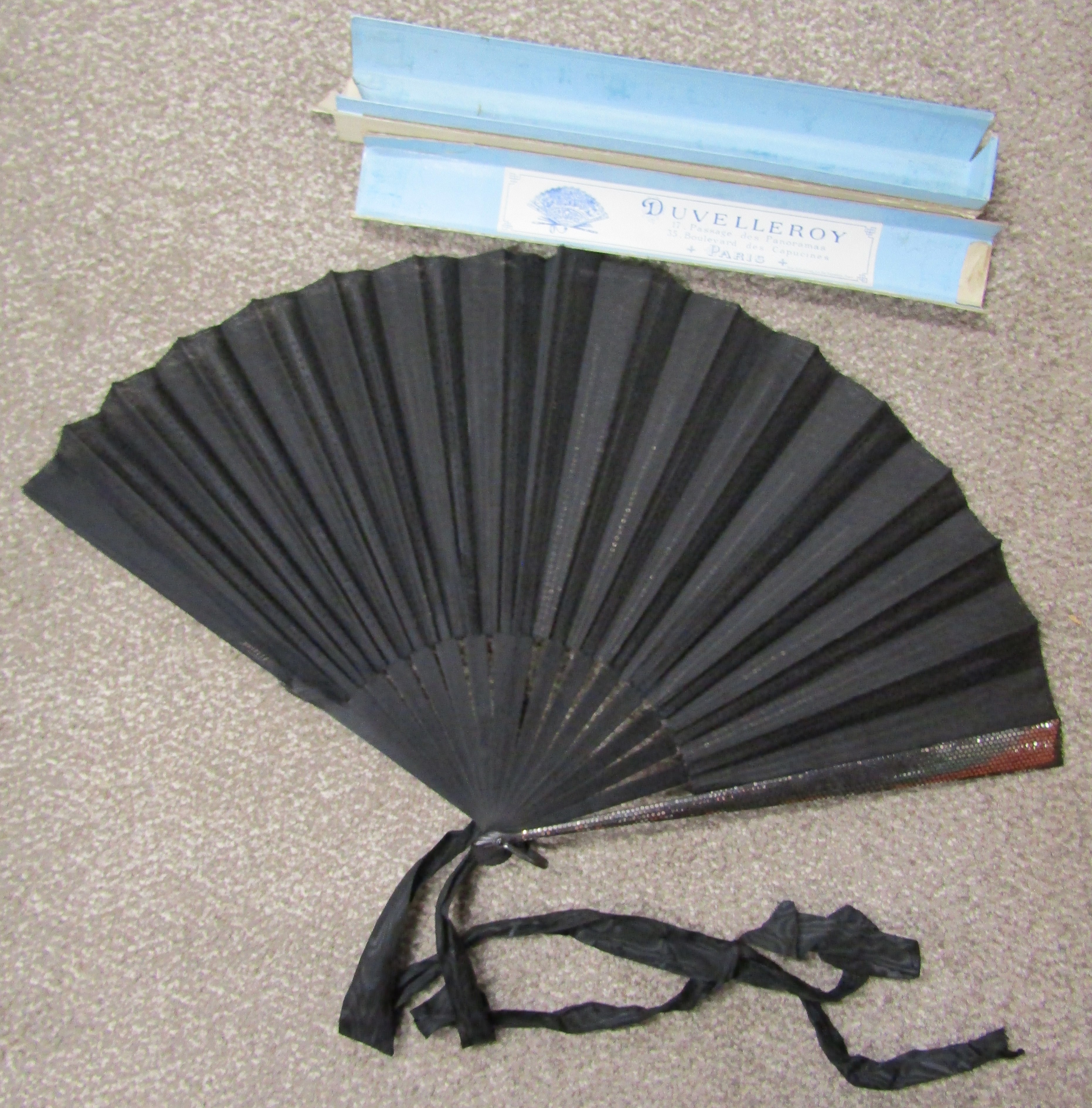 Duvelleroy fan with original box, Mdina, Wedgwood & clear bubble glass paperweights and a - Image 3 of 4