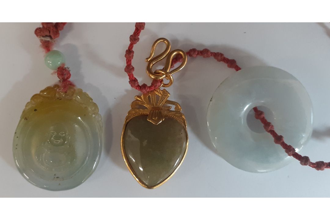 Tested as minimum 18ct gold mounted jade heart pendant & 2 further jade pendants - Image 1 of 2
