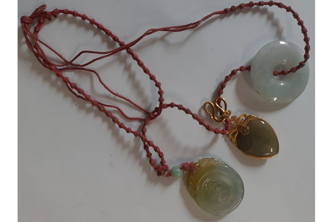 Tested as minimum 18ct gold mounted jade heart pendant & 2 further jade pendants - Image 2 of 2