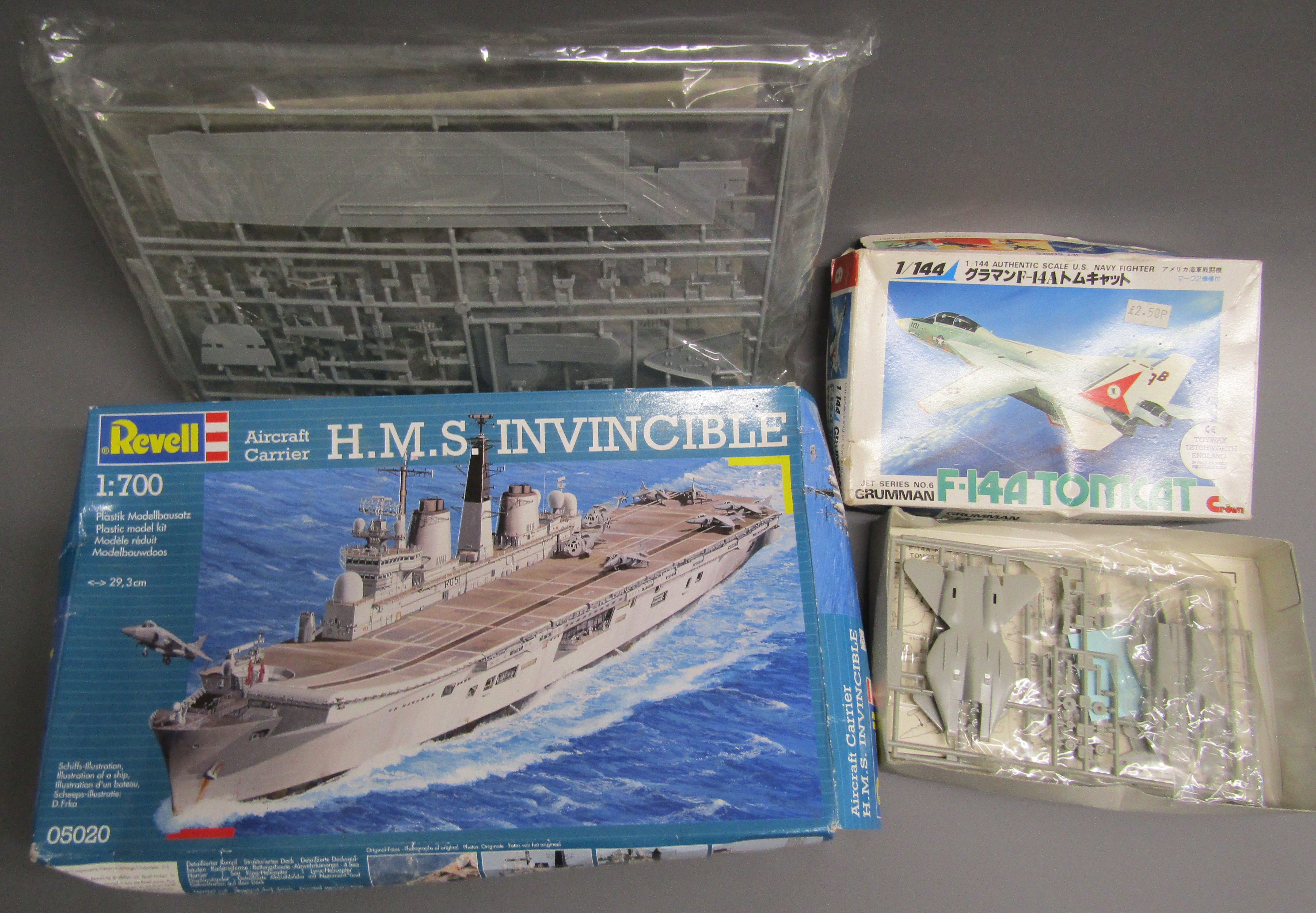 Collection of kit models - Airfix De Havilland Mosquito FBVI, Airfix Short Sunderland III, Italeri - Image 3 of 8