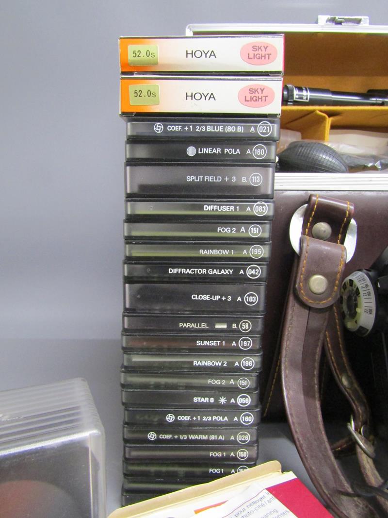 Collection of camera accessories includes Cokin filters, Vivitar zoom thyristor 285 flash, Canon - Image 4 of 8