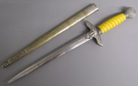WW2 Luftwaffe 2nd pattern officers dagger no markings to blade, oak leaf design to balled pommel,
