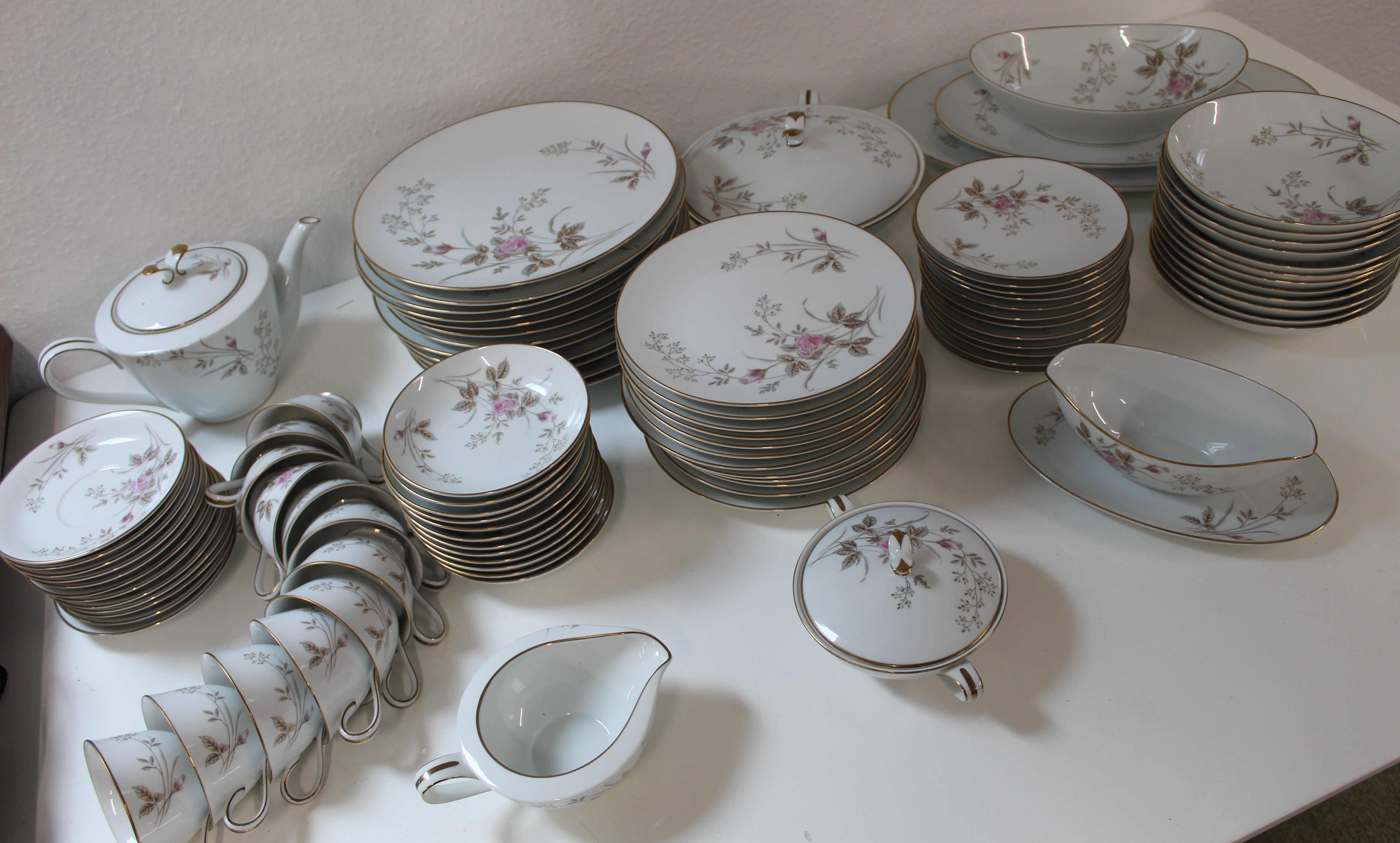 Noritake "Luise" Dinner Service consisting of 12 x Dinner Plates ( 1 chipped), 12 x Bowls. 12 x