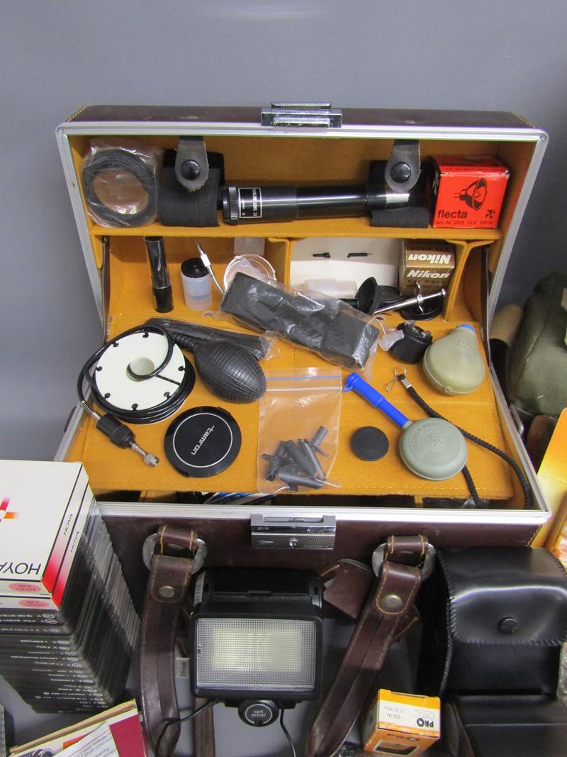 Collection of camera accessories includes Cokin filters, Vivitar zoom thyristor 285 flash, Canon - Image 7 of 8