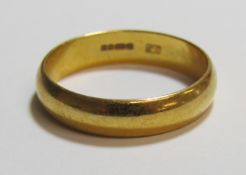 22ct gold band marked 916 - Ring size K - total weight 3.4g