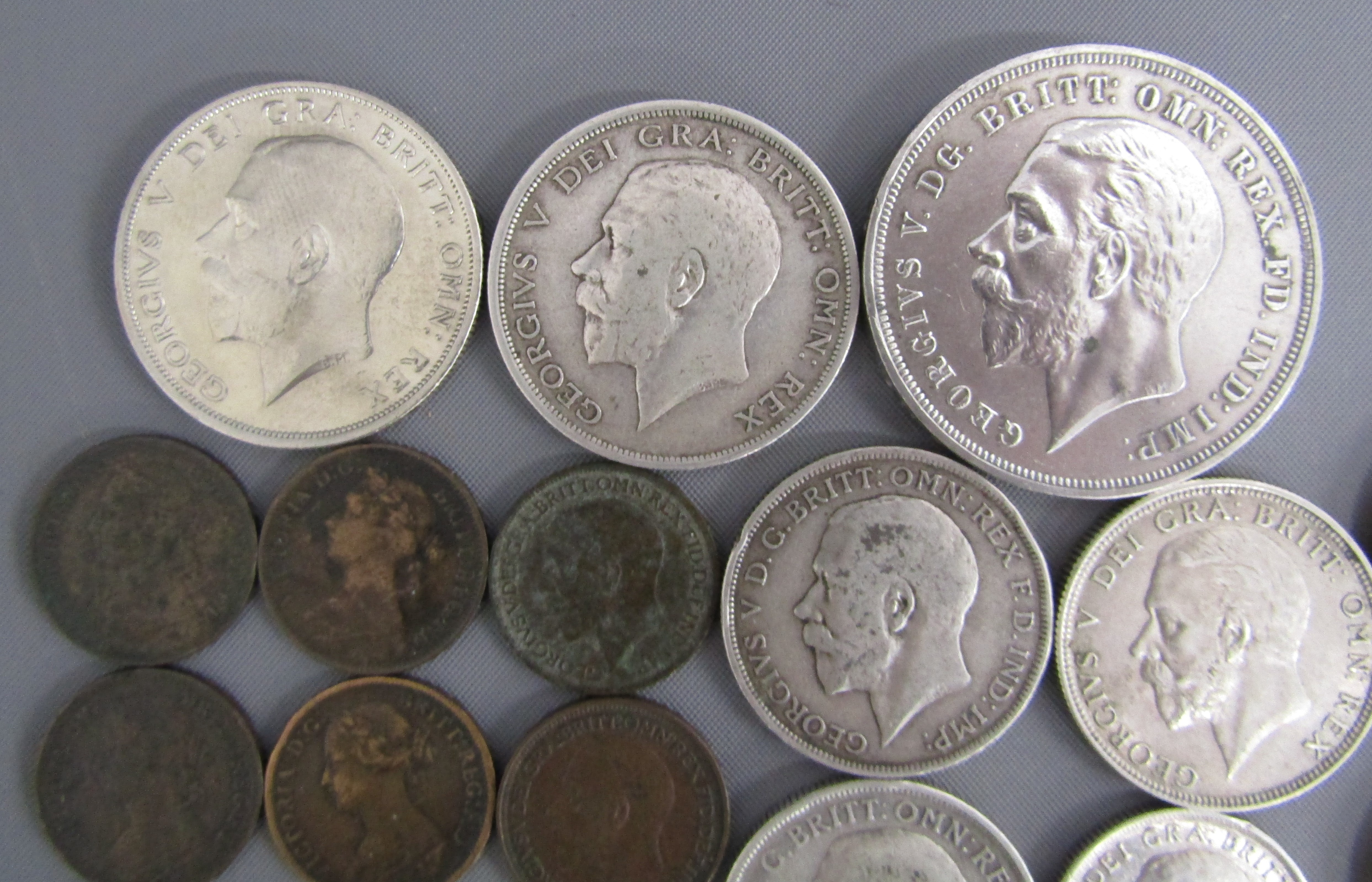 Collection of coins includes 7 Victoria bun head farthings 1860, 75, 78, 80, 84, veiled head - Image 4 of 8