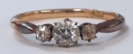 18ct gold three stone diamond ring approx. 0.40ct, - Ring size N - 2.1g